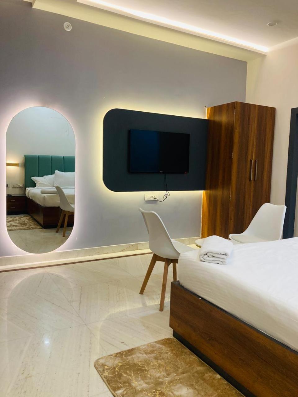 Hotel Tls- The Lavish