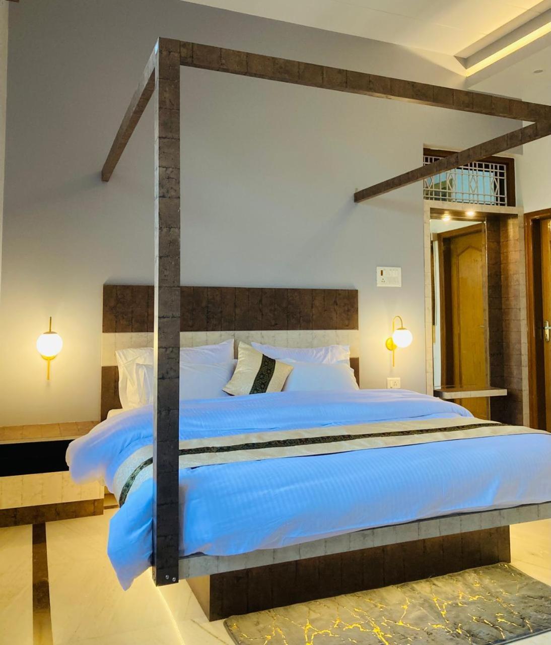 Hotel Tls- The Lavish