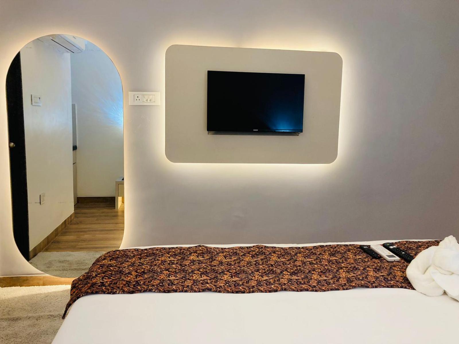 Hotel Tls- The Lavish