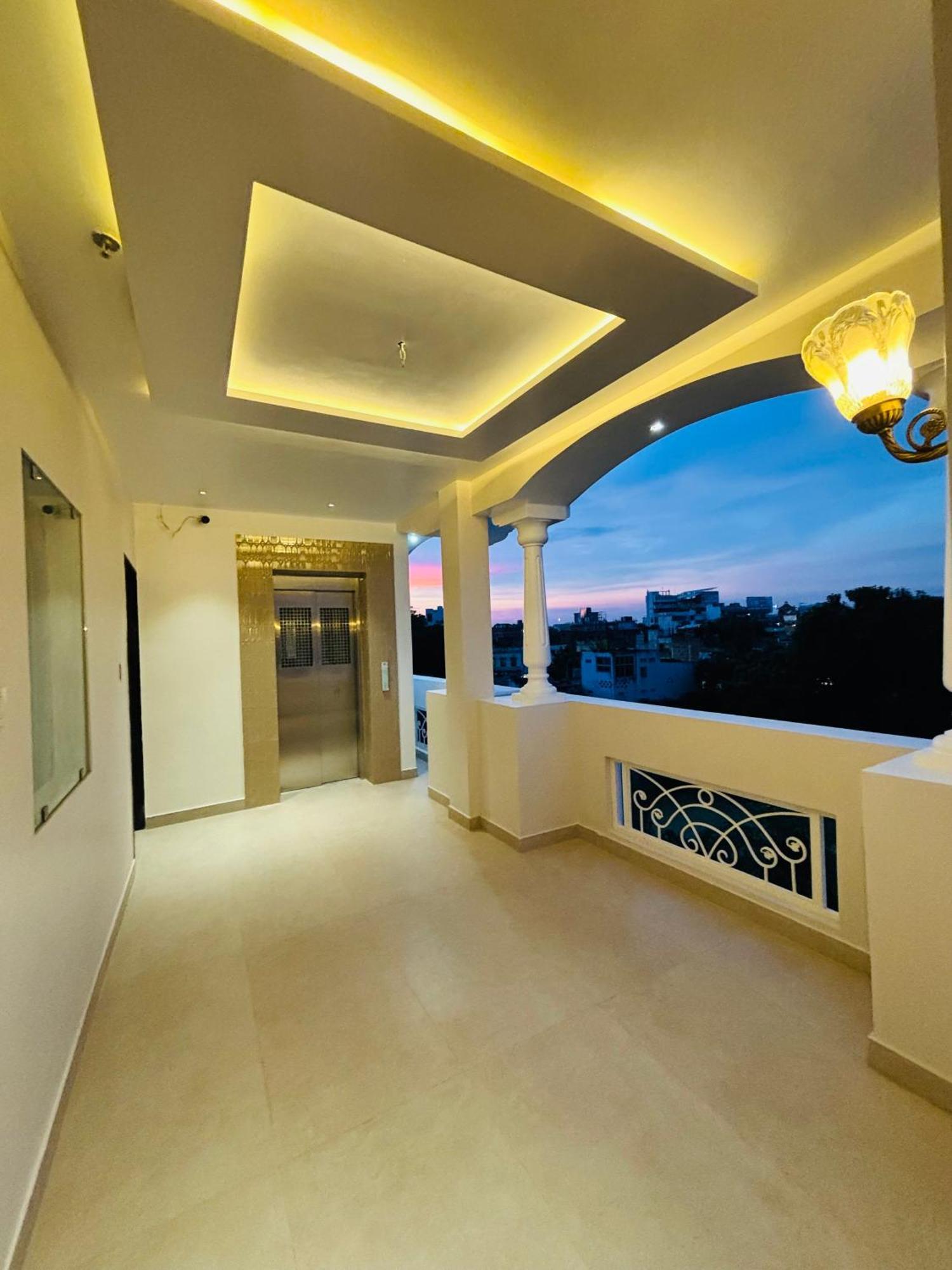 Tls- The Lavish Hotel *